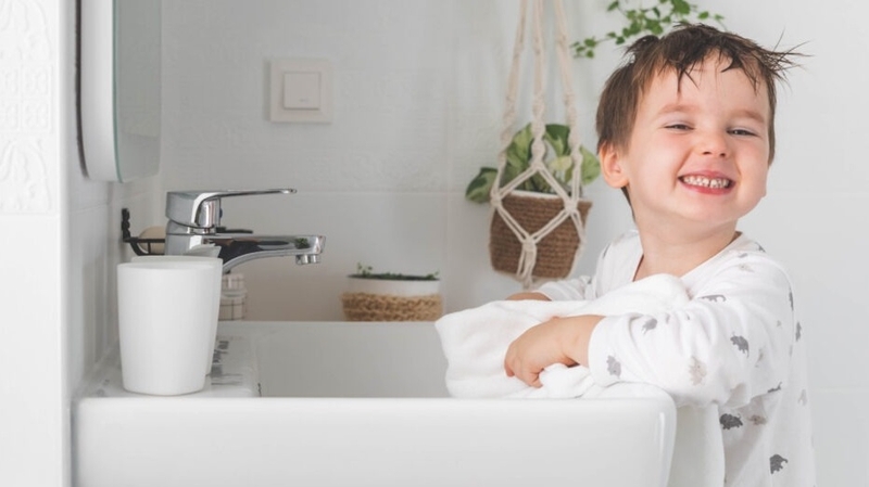 cach-day-tre-ve-sinh-ca-nhan-dung-cach-va-hieu-qua-ma-ba-me-can-biet 3.jpg