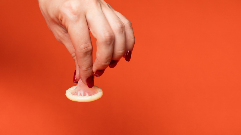 Cách đeo bao cao su đúng cách cho nam và nữ 2