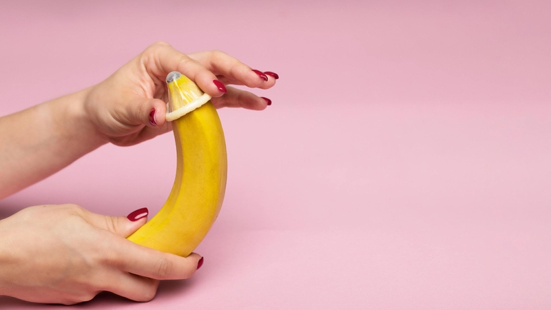 Đeo bao khi dương vật cương cứng hoàn toàn, sau đó cuộn nhẹ nhàng xuống gốc