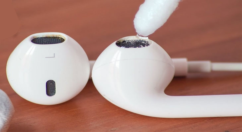 Tai nghe sử dụng lâu ngày dễ bám bụi và tích tụ vi khuẩn gây bệnh cho tai