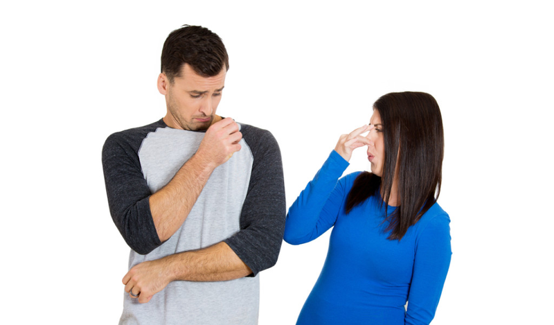 Nên mặc quần áo thoáng mát, dễ thấm hút mồ hôi để tránh bị lang ben