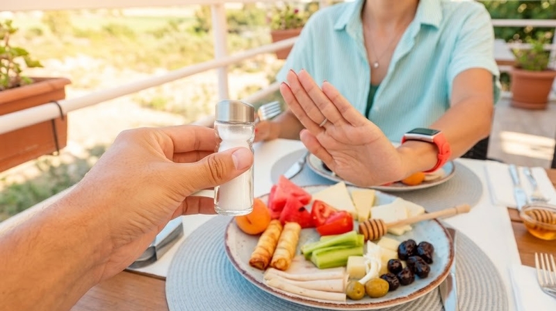 Điều chỉnh chế độ ăn giảm muối là nguyên tắc bắt buộc trong điều trị
