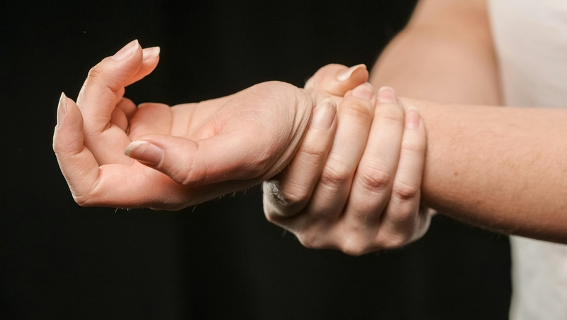 Khi gân hoặc bao gân bị tổn thương, dịch tiết giảm khiến gân cọ xát và gây sưng đau