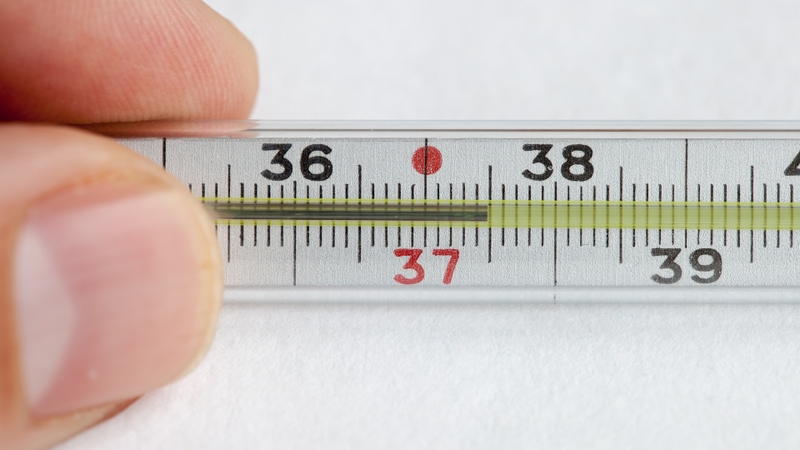 Sau khi lấy ra, đọc kết quả và cộng thêm khoảng 0,3 - 0,5°C để ước tính nhiệt độ cơ thể chính xác hơn