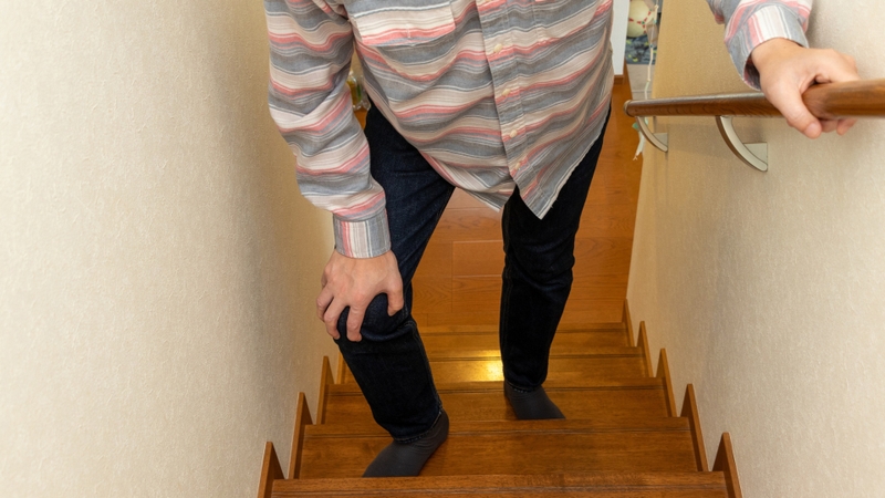 Cảm giác mệt mỏi dễ xuất hiện khi đi bộ, leo cầu thang có thể liên quan đến hoạt động bơm máu kém hiệu quả của tim