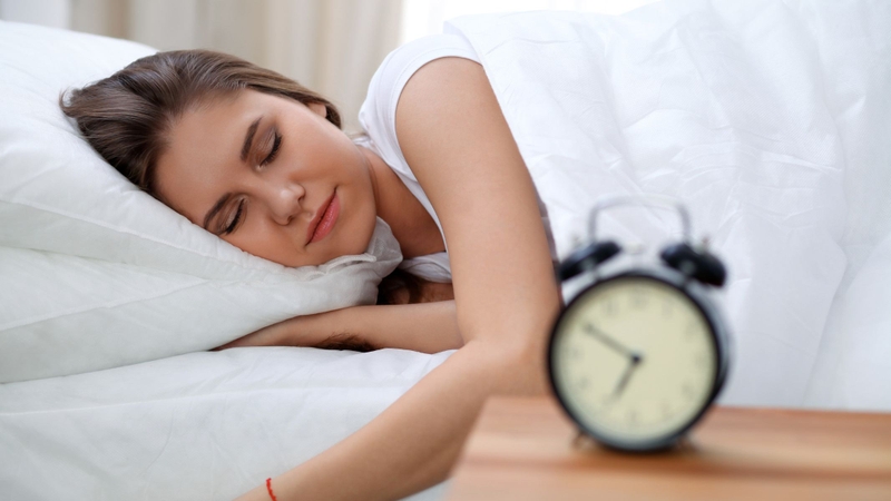 Ngủ đủ giấc giúp hỗ trợ quá trình tái tạo da và giảm viêm