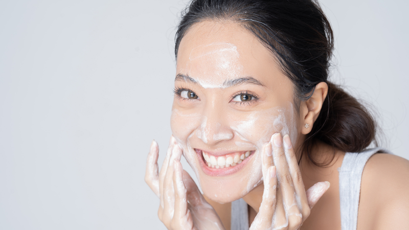 Làm sạch da trước khi đắp mặt nạ đất sét