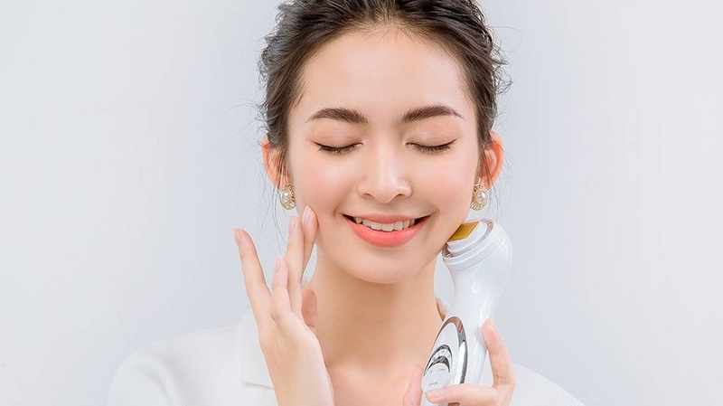 Cách dùng máy massage mặt ion 2 chế độ hiệu quả nhất 2