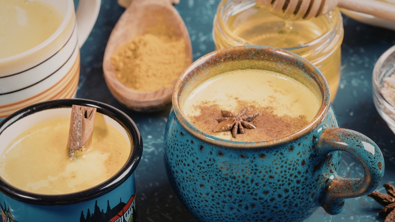 Uống nghệ với mật ong là một cách dùng nghệ chữa đau dạ dày