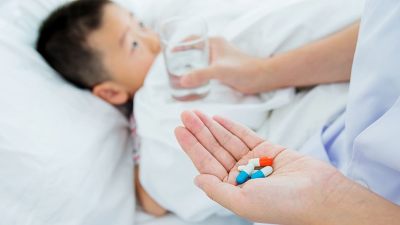 Trẻ có thể được điều trị bằng thuốc kháng histamin hoặc corticoid xịt mũi tùy độ tuổi, triệu chứng và từng hoạt chất