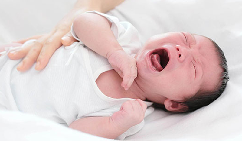 Khi quá liều vitamin D3, trẻ thường mệt mỏi, quấy khóc, không chịu ăn