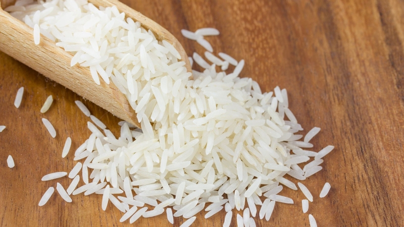 Khi mua gạo, hãy quan sát tình trạng bao bì, mùi và bề mặt hạt