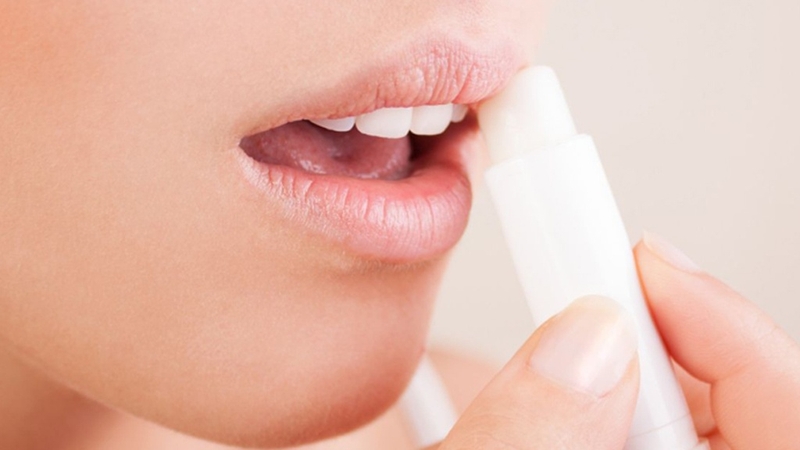 Cách dưỡng môi ban đêm cho đôi môi căng mọng, hồng hào 4