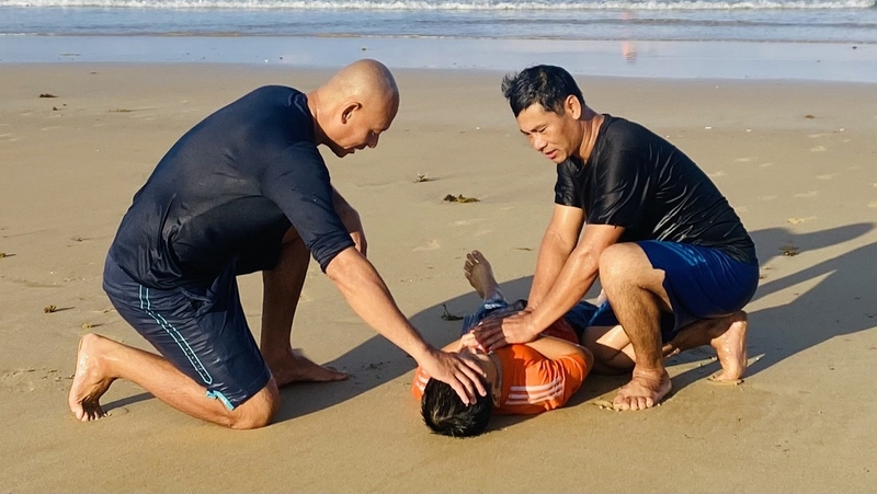 Cách ép tim thổi ngạt cứu người ngừng tuần hoàn hô hấp và một số lưu ý 3