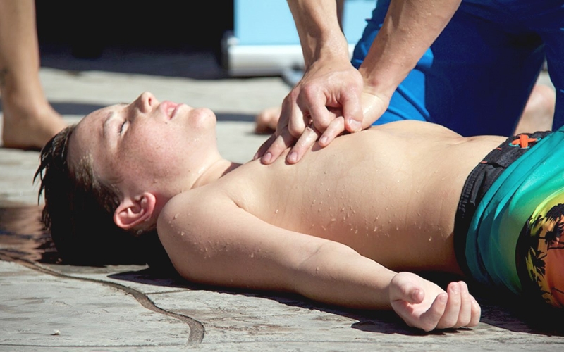 Cách ép tim thổi ngạt cứu người ngừng tuần hoàn hô hấp và một số lưu ý 4