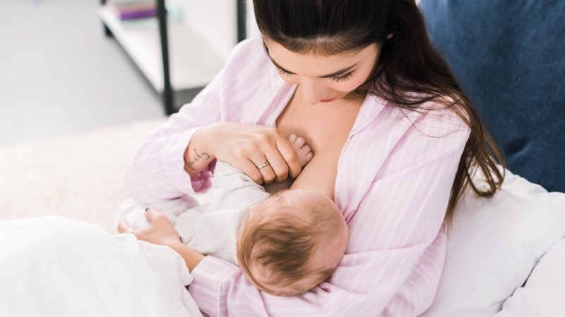 Cách giải quyết tình trạng bé đòi bú liên tục không chịu ngủ cho ba mẹ 2