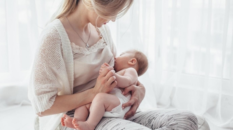 Cách giải quyết tình trạng bé đòi bú liên tục không chịu ngủ cho ba mẹ 3