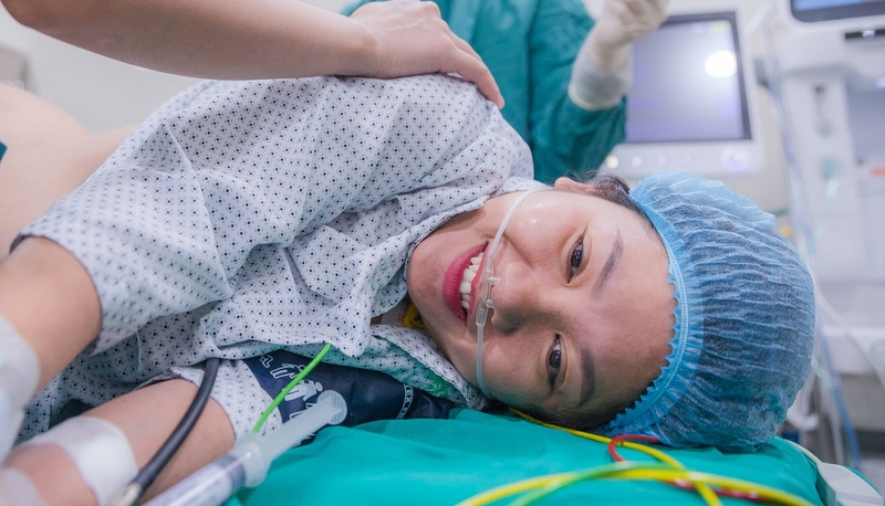 Mẹ bầu sinh mổ sẽ được gây tê tủy sống, làm mất cảm giác đau trong thời gian nhất định