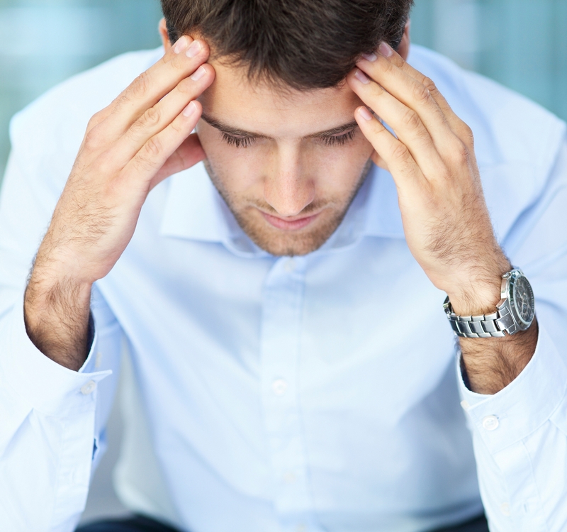 Bấm huyệt, xoa bóp là cách giảm nhức đầu đơn giản nhất.