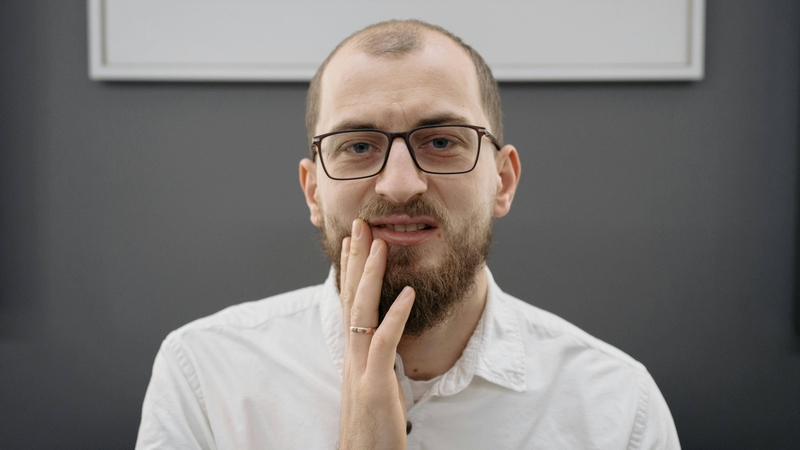 Khi bị đau tăng mạnh, nên điều trị sớm để ngăn biến chứng lan rộng