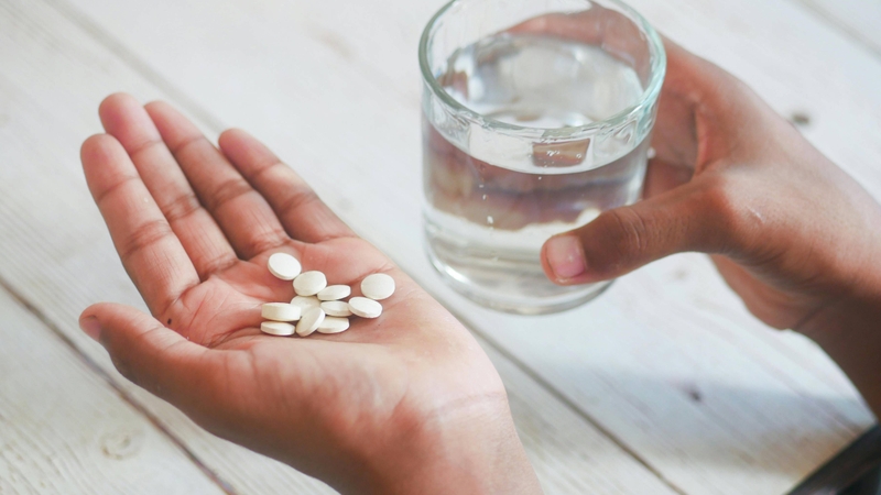 Nếu răng có ổ mủ hoặc viêm cấp, bác sĩ có thể chỉ định điều trị kháng sinh trước khi nhổ