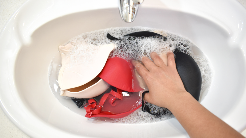 Giặt áo lót đúng cách giúp ngừa viêm nhiễm, nấm ngứa do vi khuẩn tích tụ