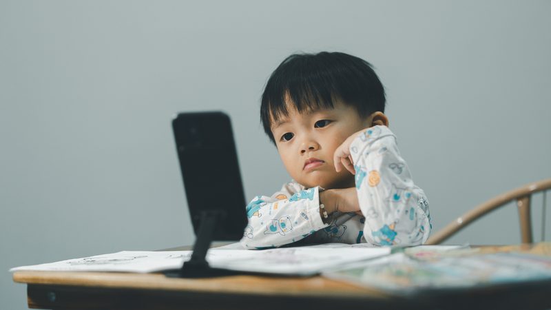 Việc sử dụng thiết bị điện tử quá nhiều có thể làm giảm khả năng tập trung của trẻ