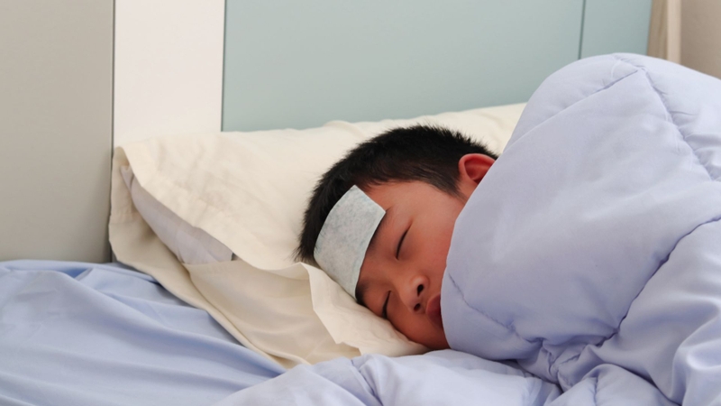 Cha mẹ nên tạo điều kiện để trẻ nghỉ ngơi, ngủ đủ và hạn chế các hoạt động thể lực quá sức