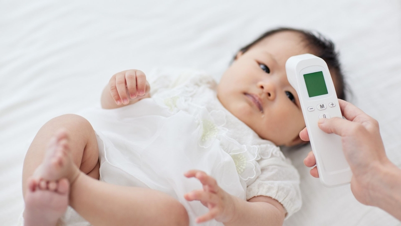 Theo dõi nhiệt độ và tình trạng của trẻ