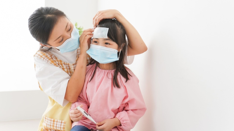 Nên đưa trẻ đi khám nếu trẻ sốt không cải thiện