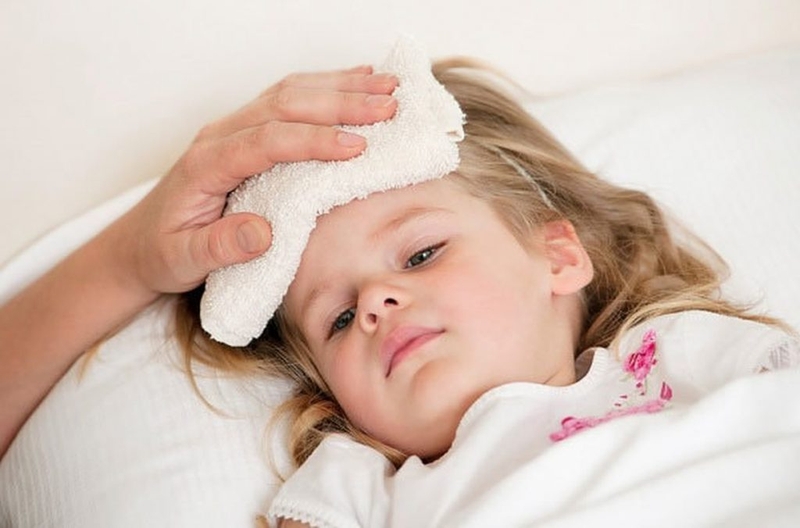 Cách hạ sốt siêu vi hiệu quả ở trẻ em : lau người bằng nước ấm