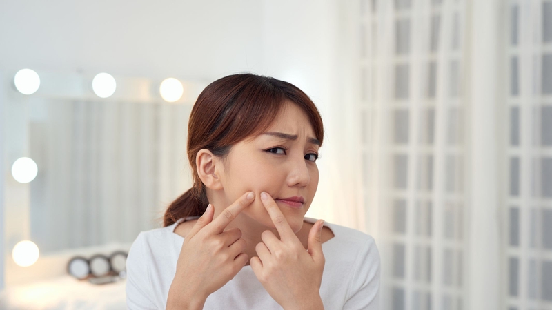 Tắc nghẽn lỗ chân lông, vi khuẩn và phản ứng viêm là cơ chế chính gây ra mụn