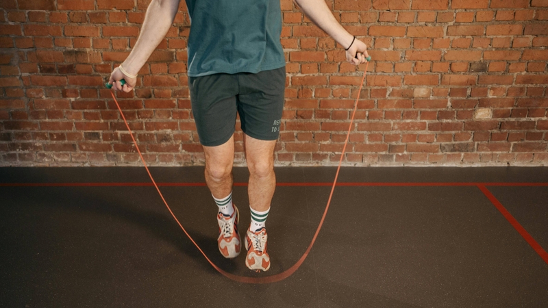 Các bài tập cardio như nhảy dây đều yêu cầu thở nhịp nhàng để duy trì sức bền