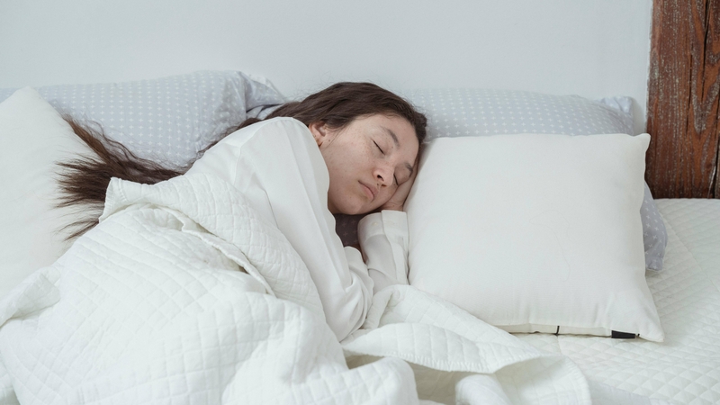 Một trong những cách khắc phục thở hụt hơi là kê cao đầu và thân trên bằng 2 - 3 chiếc gối