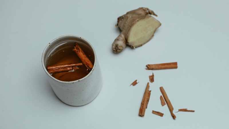 Trà gừng ấm giúp làm dịu cổ họng và giảm cảm giác nặng ngực khi bệnh nhẹ