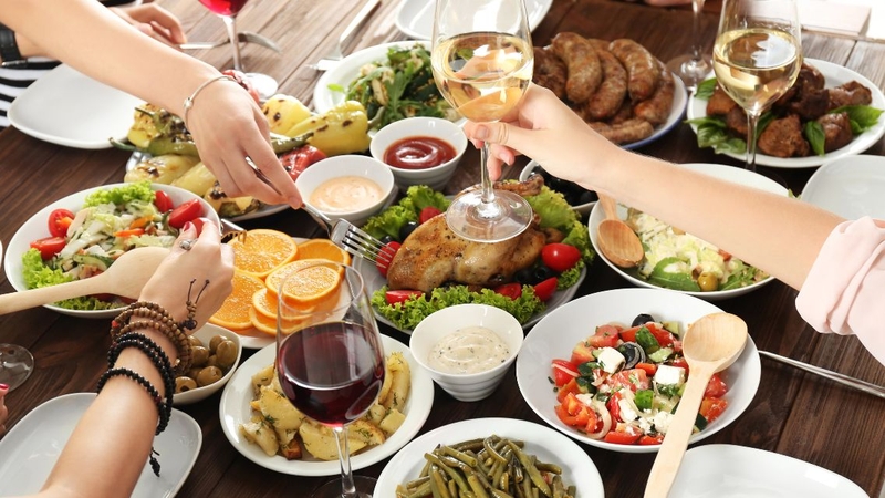 Vào ngày Tết nên hạn chế rượu bia, nước ngọt, đồ ăn nhiều calo nếu muốn kiểm soát cân nặng