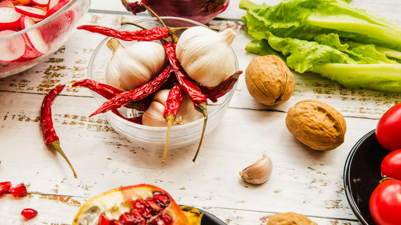 Hạn chế những thực phẩm nặng mùi giúp làm giảm mùi mồ hôi tiết ra