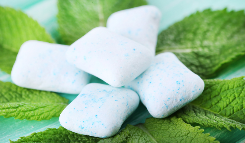 Cách khử mùi thuốc lá trong miệng: nhai kẹo cao su không đường