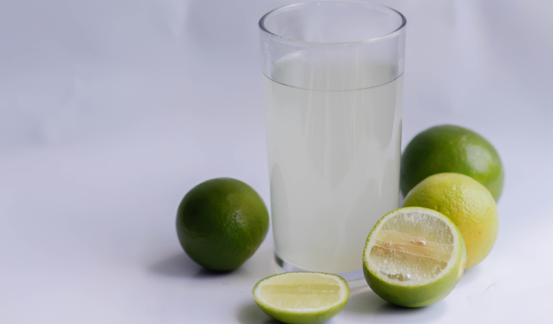 Cách khử mùi thuốc lá trong miệng: sử dụng nước chanh tươi