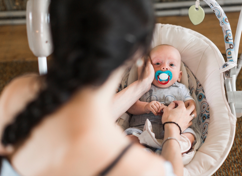 Lạm dụng ti giả có thể là nguyên nhân dẫn đến tình trạng tắc tia sữa