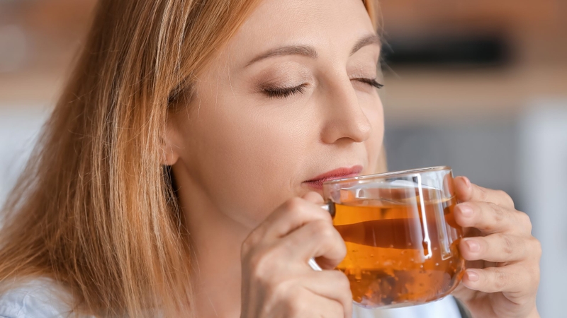 Uống nước đầy đủ và có thể bổ sung thêm một số loại trà thảo mộc