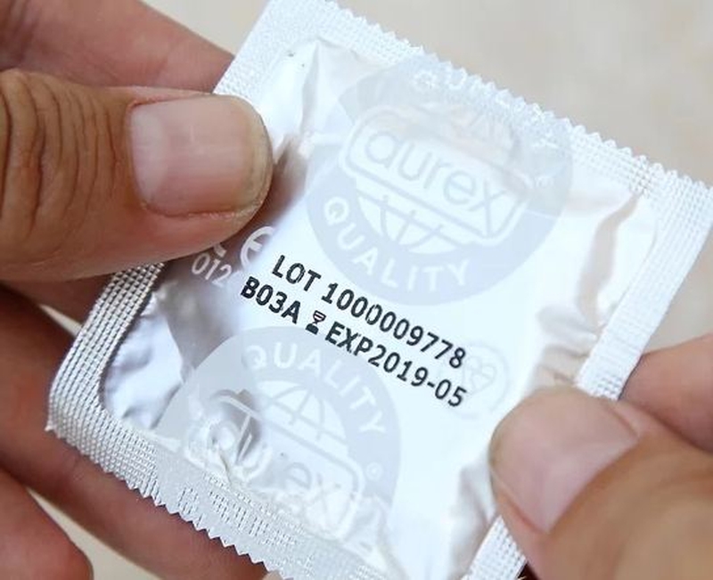 Kiểm tra hạn sử dụng của bao cao su trước khi sử dụng