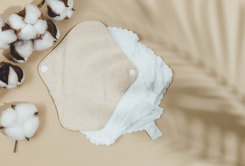 Chuẩn bị miếng lót bên ngoài để làm băng vệ sinh dạng vải