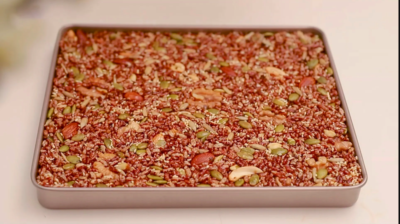 Dùng phới dẹt nén chặt bánh vào khuôn trước khi nướng