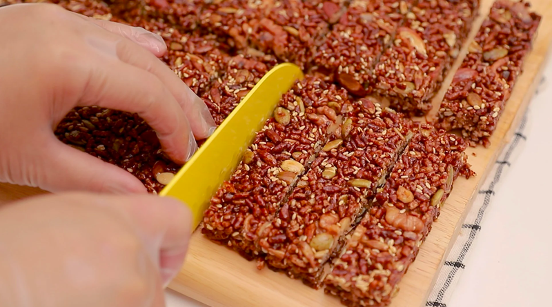 Cách bánh khi còn ấm - cách làm bánh gạo lứt chà bông không bị bể