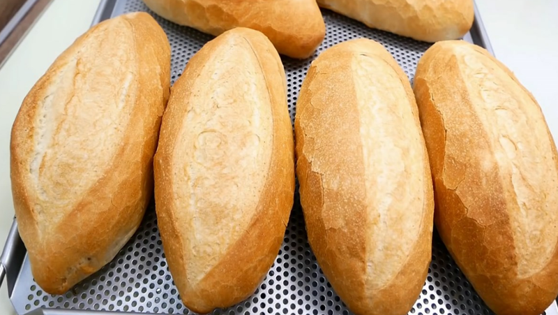 Cách làm bánh mì nướng muối ớt giòn thơm không ngán 1