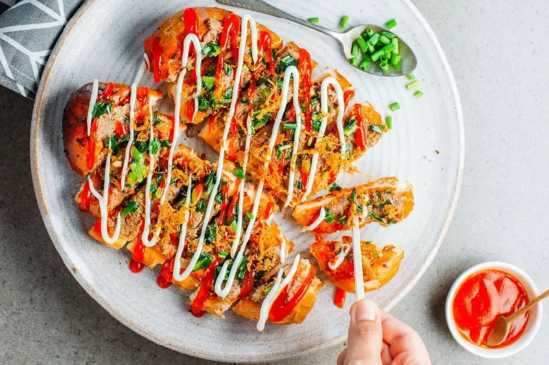 Cách làm bánh mì nướng muối ớt giòn thơm không ngán 2