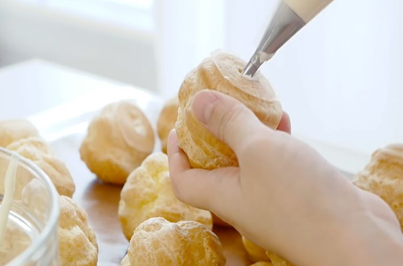 Cách làm bánh su kem bằng nồi cơm điện dễ làm 3