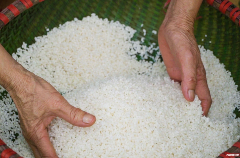 Gạo nếp mang đi ngâm nước rồi để ráo và xóc đều với muối