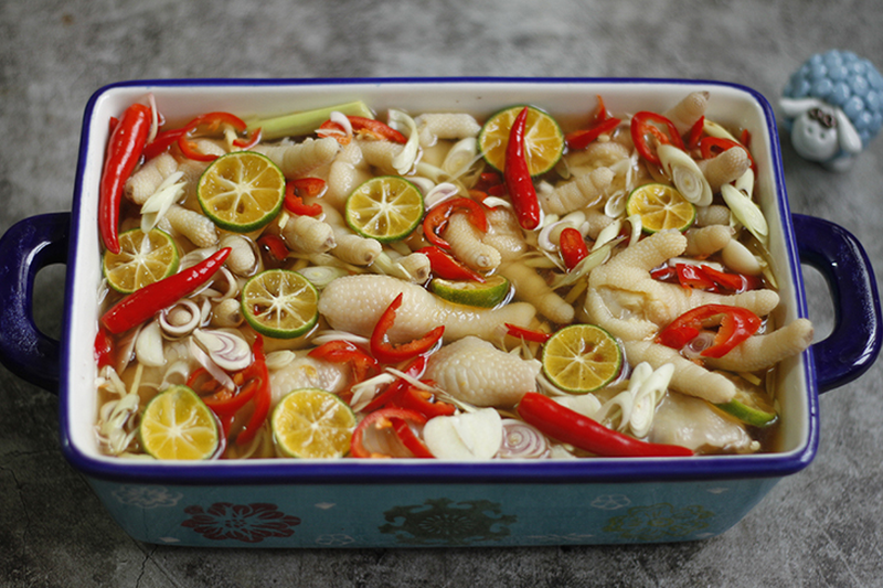 Cách làm chân gà sả tắc giòn sật giúp da căng mịn 3